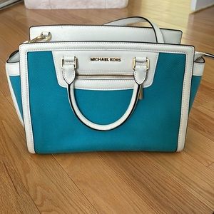Michael kors Selma bag, in great condition, some wear and tear